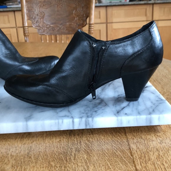 Born Ankle Booties W6.5 Black Preloved in Good Condition - Picture 11 of 14